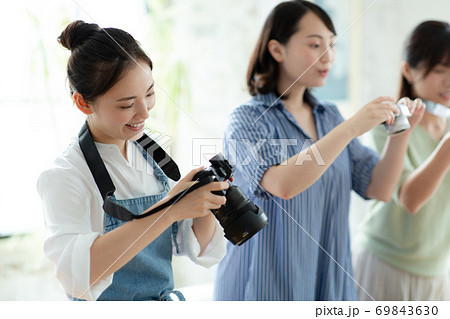 料理の写真を撮る女性 料理の写真を撮る女性 69843630