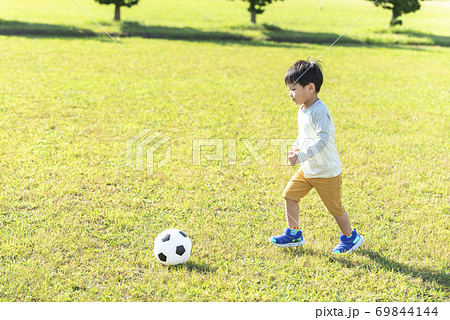 サッカーボールで遊ぶ男の子 69844144