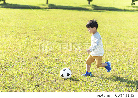 サッカーボールで遊ぶ男の子 69844145