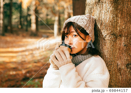 冬の屋外でホットコーヒーを飲む女性 69844157