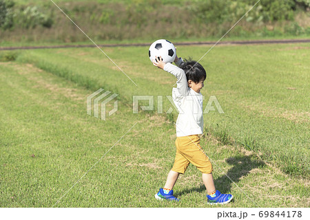 サッカーボールを投げる男の子 69844178