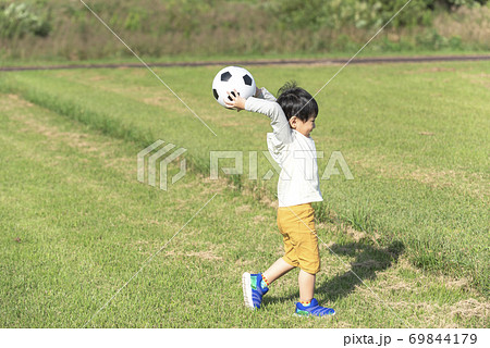 サッカーボールを投げる男の子 サッカーボールを投げる男の子 69844179