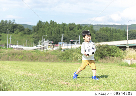 サッカーボールを持つ男の子 69844205