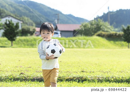 サッカーボールを持つ男の子の写真素材