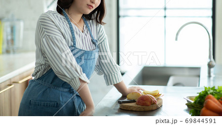 キッチンに立つ若い主婦 キッチンに立つ若い主婦 69844591