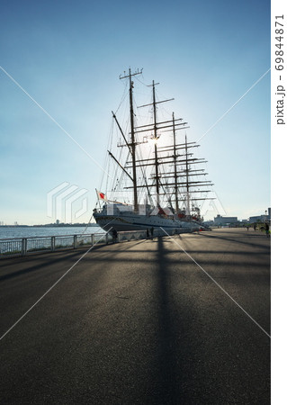 夕方の名古屋港に接岸する帆船日本丸 夕方の名古屋港に接岸する帆船日本丸 69844871