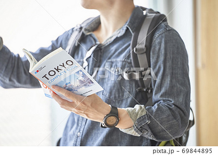 外国人旅行者　男性 69844895