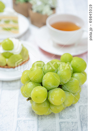 シャインマスカットとシャインマスカットを使ったケーキ シャインマスカットとシャインマスカットを使ったケーキ 69845019