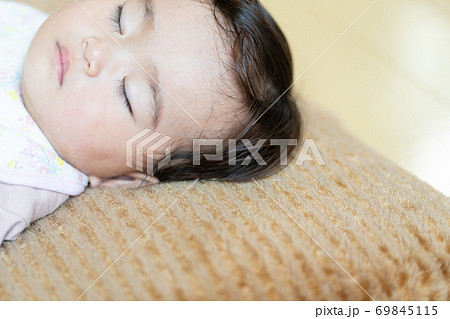 眠る赤ちゃん 69845115