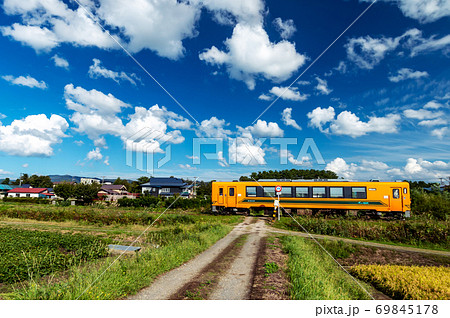 【青森県津軽地方】津軽の水田地帯を疾走する日本最北私鉄津軽鉄道 69845178
