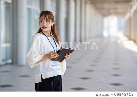 メモを確認する女性 69845415