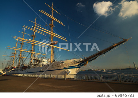 夕映えの名古屋港に接岸する帆船日本丸 69845733