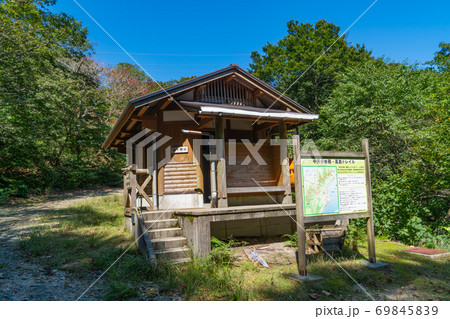 黒河峠の登山口にあるトイレ(琵琶湖付近の赤坂山・三国山) 黒河峠の登山口にあるトイレ(琵琶湖付近の赤坂山・三国山) 69845839