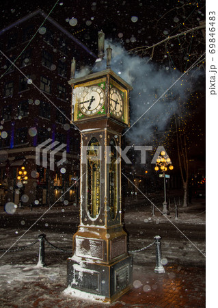 雪と蒸気時計を写した写真 バンク-バ- ブリティッシュコロンビア カナダ 雪と蒸気時計を写した写真 バンク-バ- ブリティッシュコロンビア カナダ 69846483