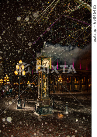 雪と蒸気時計を写した写真 バンク-バ- ブリティッシュコロンビア カナダ 雪と蒸気時計を写した写真 バンク-バ- ブリティッシュコロンビア カナダ 69846485