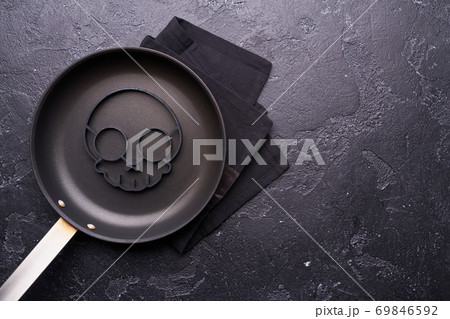 Skull shape for making scrambled eggs for breakfast for Halloween. Skull shape for making scrambled eggs for breakfast for Halloween. 69846592