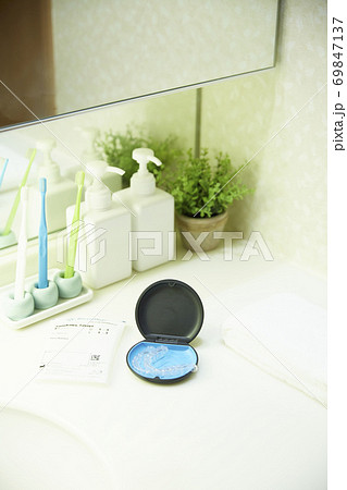 洗面所に置いているマウスピース矯正 69847137