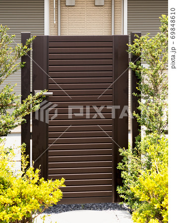 マンションの非常口 69848610