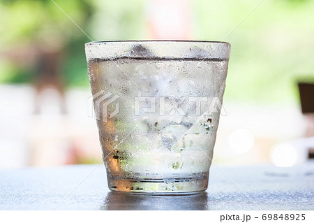 グラスに注いだ氷水 69848925