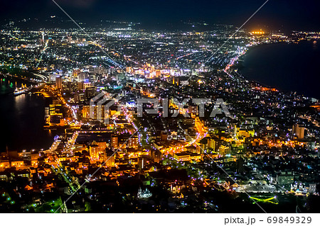鮮やかな函館の夜景 69849329