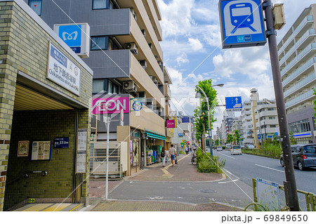 都市風景　川越街道　地下鉄赤塚駅前の町並み 東京都練馬区 69849650