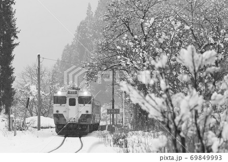 雪景色の只見線 69849993