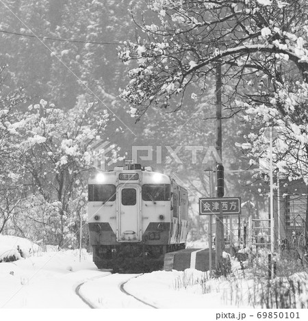 雪景色の只見線 69850101
