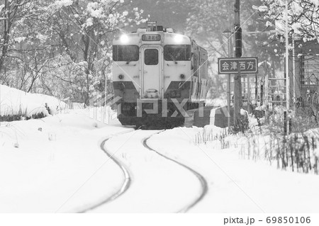 雪景色の只見線 69850106