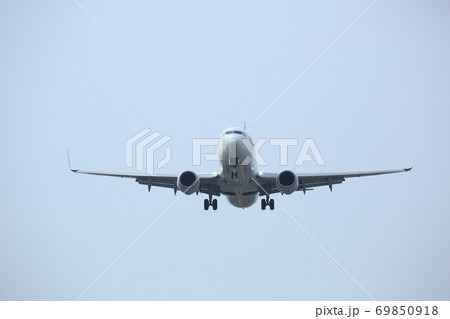 上海虹橋国際空港に着陸する飛行機 上海虹橋国際空港に着陸する飛行機 69850918