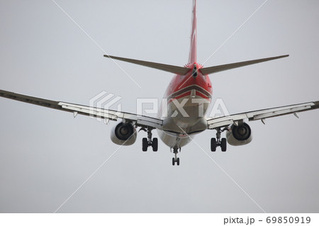 上海虹橋国際空港に着陸する飛行機 上海虹橋国際空港に着陸する飛行機 69850919