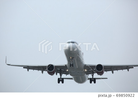 上海虹橋国際空港に着陸する飛行機 上海虹橋国際空港に着陸する飛行機 69850922