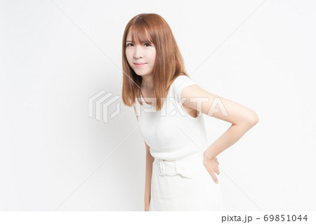 腰に手を当てる若い女性 69851044