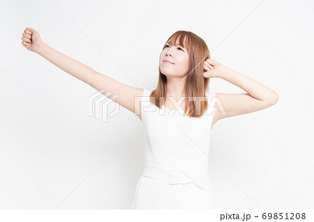 深呼吸をして息を吸う若い女性 深呼吸をして息を吸う若い女性 69851208