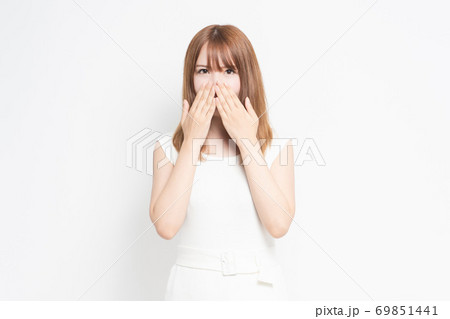 口を隠す若い女性 口を隠す若い女性 69851441