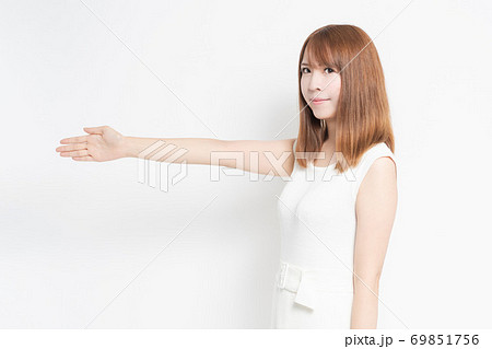 チョップのポーズをする若い女性の写真素材