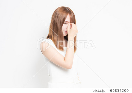 疲れ目に悩む若い女性 疲れ目に悩む若い女性 69852200