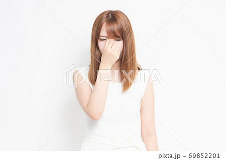 疲れ目に悩む若い女性 疲れ目に悩む若い女性 69852201