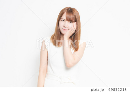 歯が痛い若い女性 歯が痛い若い女性 69852213