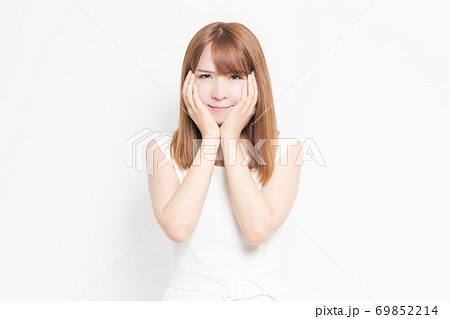 歯が痛い若い女性 歯が痛い若い女性 69852214