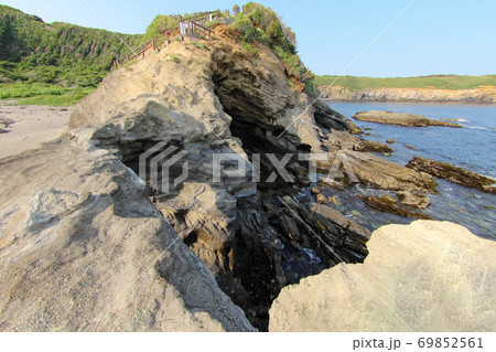 上から見た城ヶ島の馬の背洞門 69852561