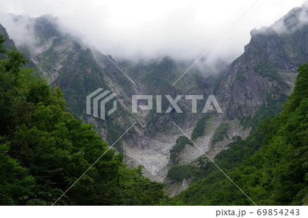 初秋の谷川岳・一ノ倉沢を望む 69854243