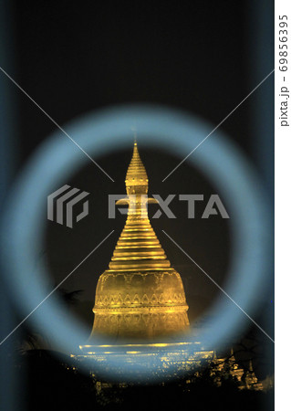 Phra Mahathat Chedi Shwedagon Classified as a priceless pagoda of Burmese Are very beautiful 69856395