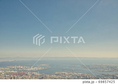 兵庫県　六甲山・摩耶山から見下ろす神戸市の街並み 69857425