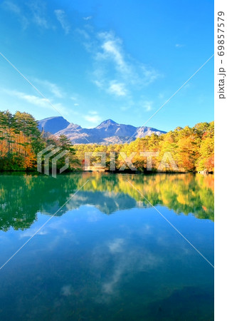 毘沙門沼の紅葉と磐梯山 69857579