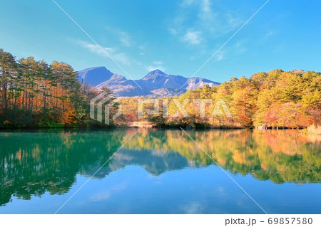 毘沙門沼の紅葉と磐梯山 69857580