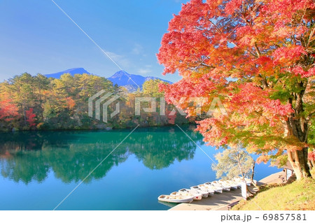 毘沙門沼の紅葉と磐梯山 69857581