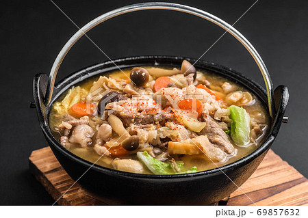 冬の定番料理　豚汁 69857632