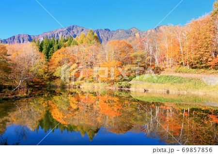 秋山郷・紅葉の天池と鳥甲山 秋山郷・紅葉の天池と鳥甲山 69857856