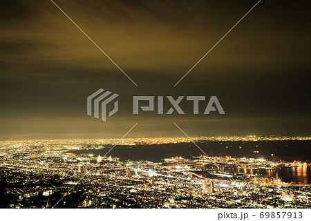兵庫県　六甲山・摩耶山から見下ろす夜の神戸市街並み 69857913