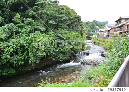 川のある風景　湯河原駅周辺の千歳川9月中旬 69857919